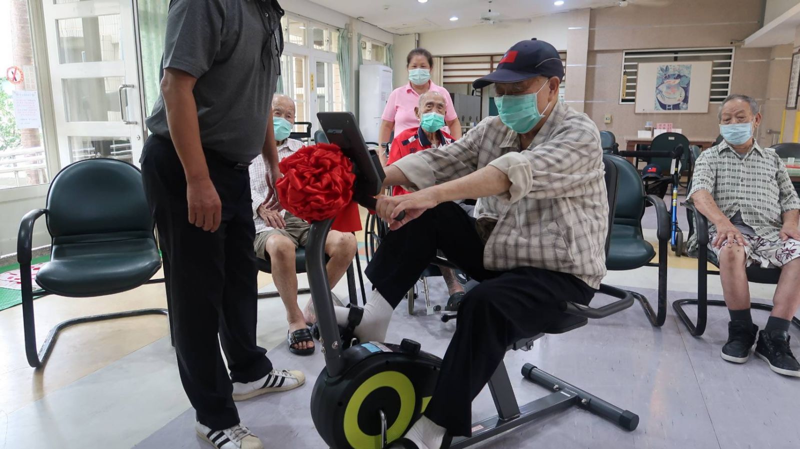 中彰榮家住民家屬捐贈健身器材　父親節前夕女兒愛相隨 - https://www.watchmedia01.com