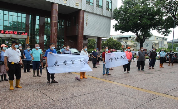 斗南農友譴責農委會伸黑手 人手捲尺量測社交距離另類陳抗 - https://www.watchmedia01.com