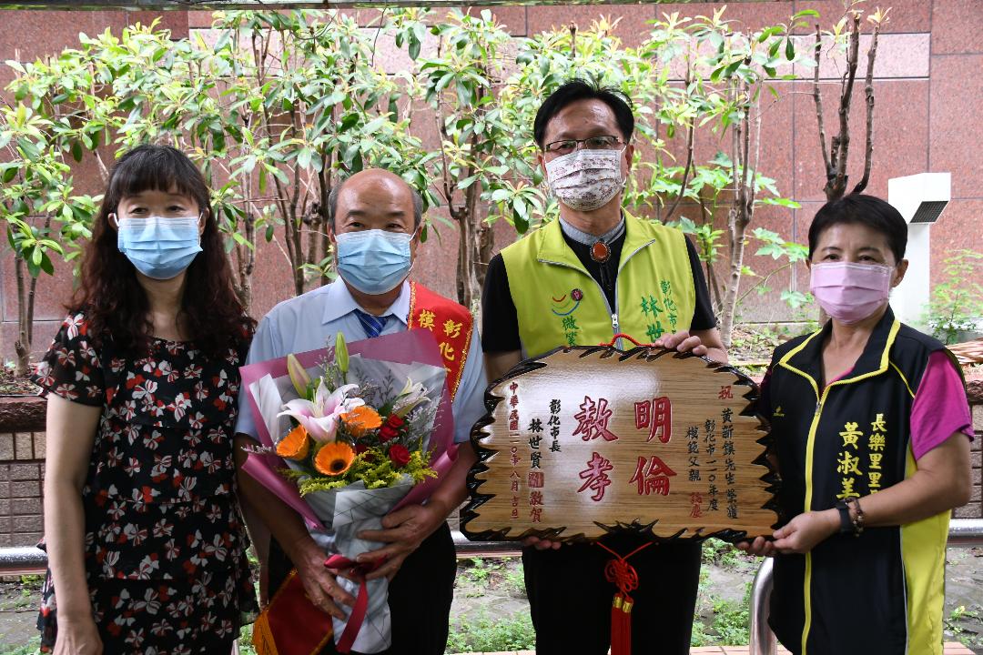 疫情停辦模範父親表揚大會　林世賢風雨無阻親赴家中賀節 - https://www.watchmedia01.com