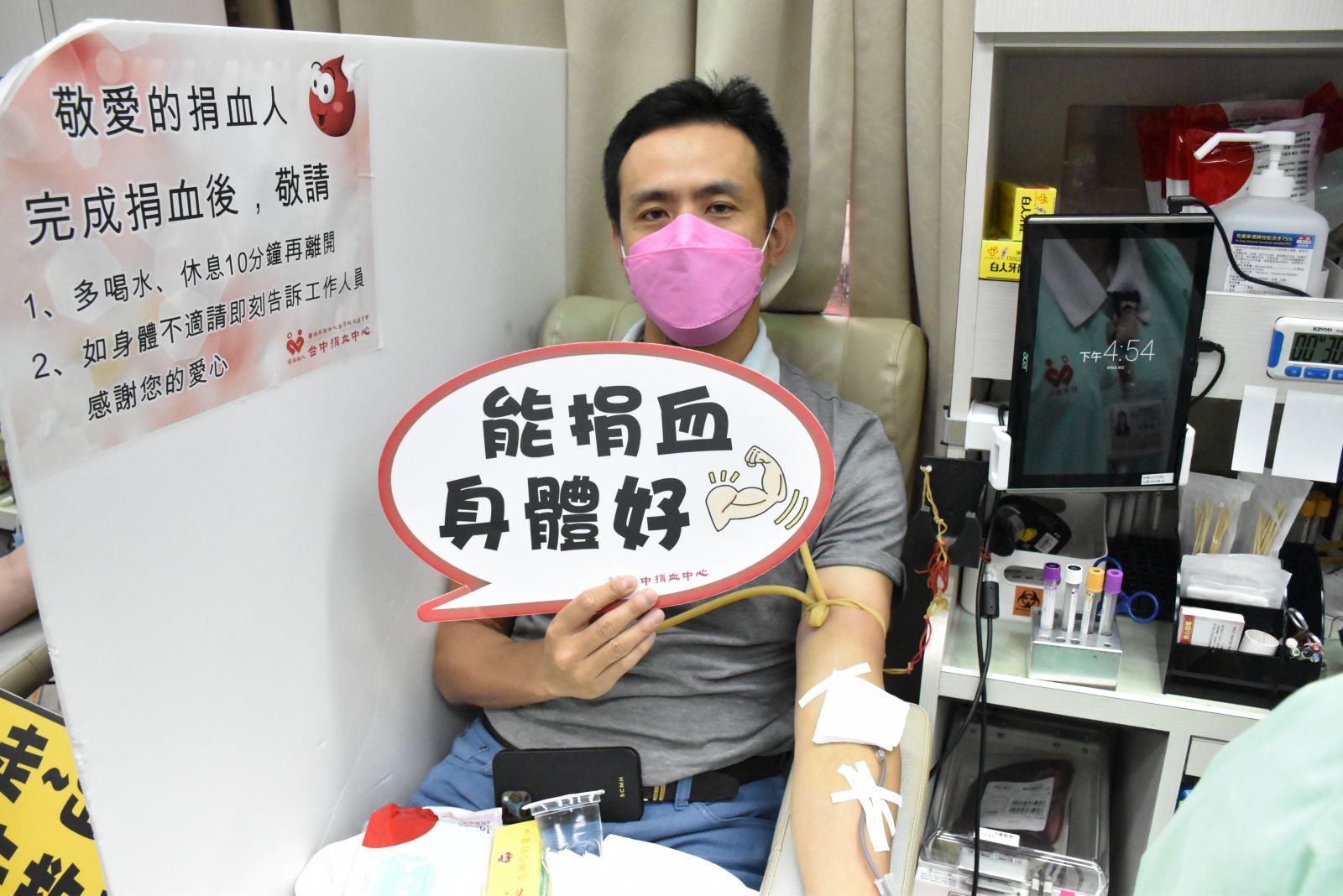 影／愛的力量！各界捐贈物資挺醫護　秀傳醫護挽袖捐血回饋 - https://www.watchmedia01.com