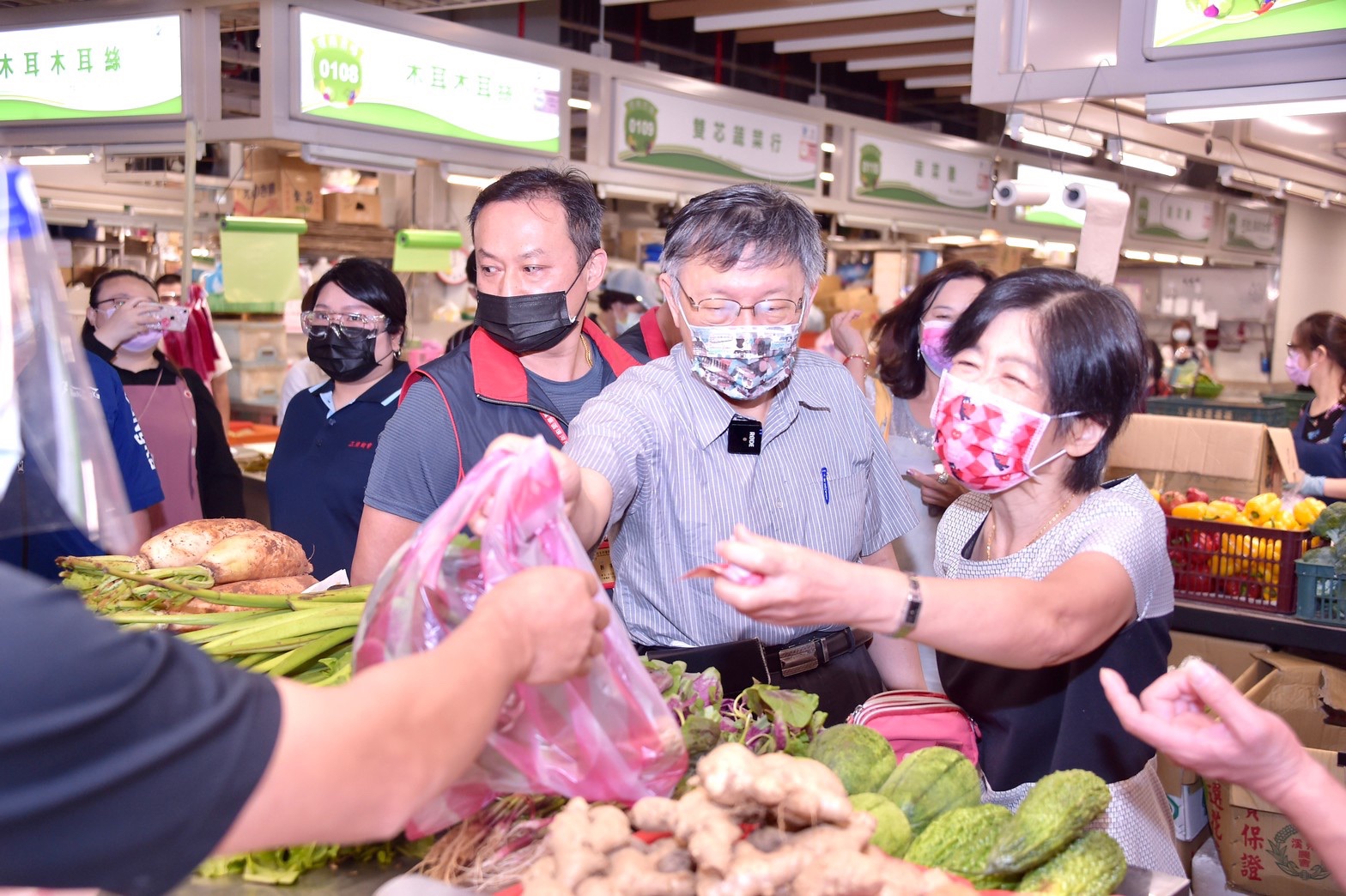 父親節前夕 柯文哲充當搬運工陪夫人上環南市場買菜 - https://www.watchmedia01.com