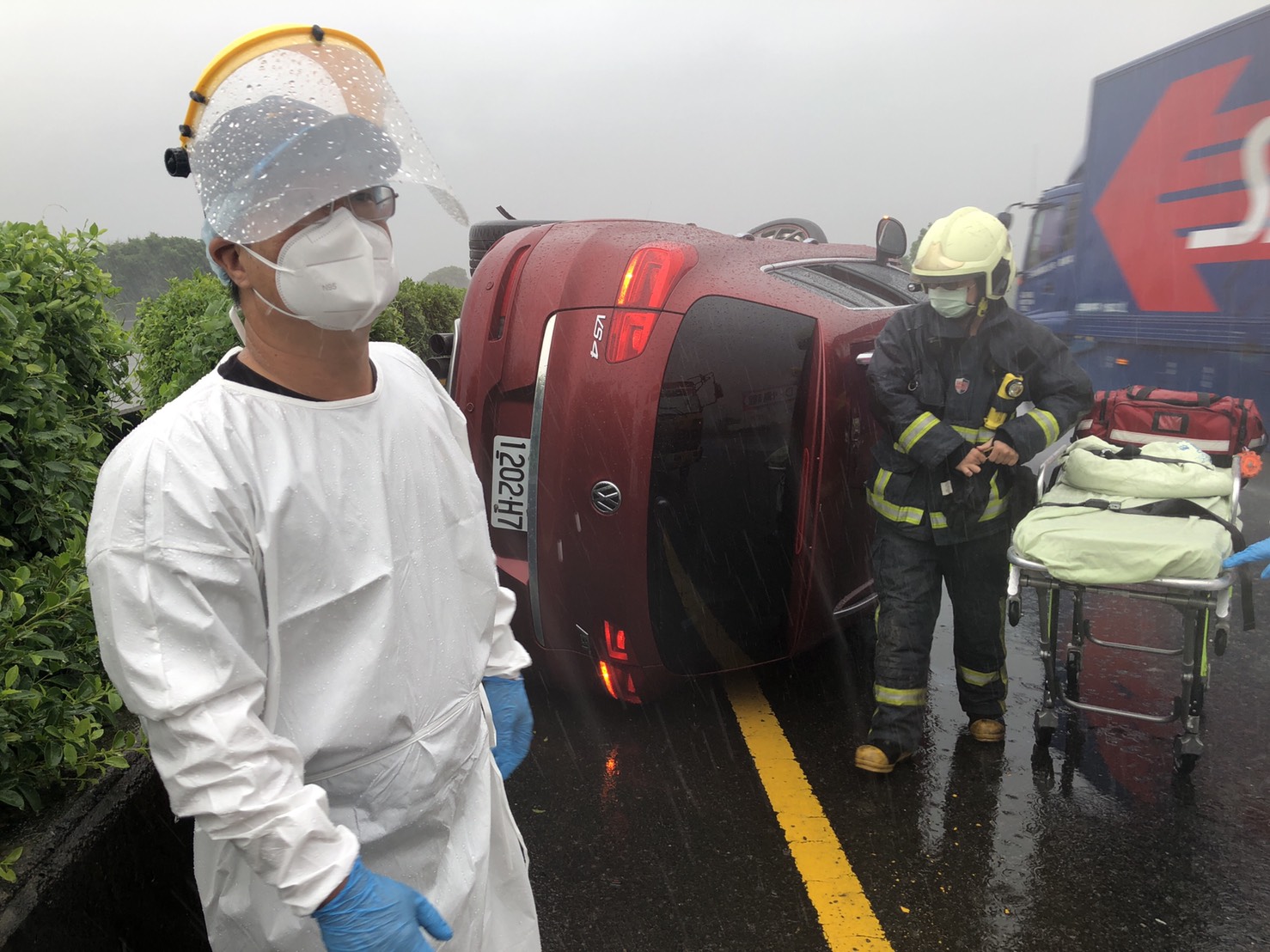 影／國1彰化段　百萬休旅車自撞護欄翻覆女駕駛受困 - https://www.watchmedia01.com