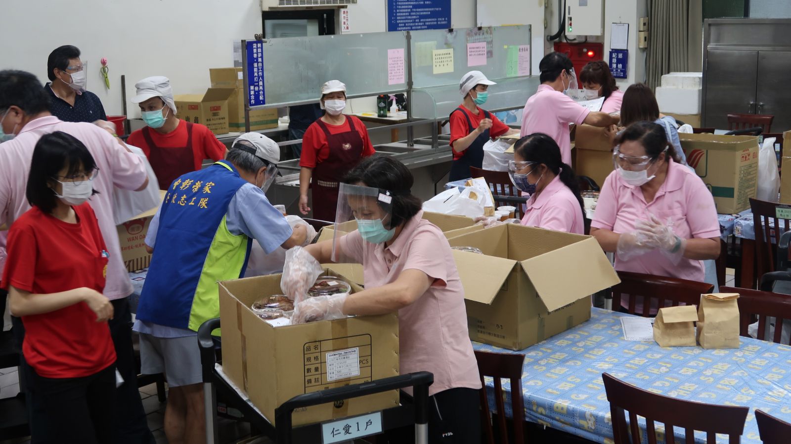 影／新鮮上餐！中彰防疫搭五星　住民「免驚餓」又「樂開懷」 - https://www.watchmedia01.com