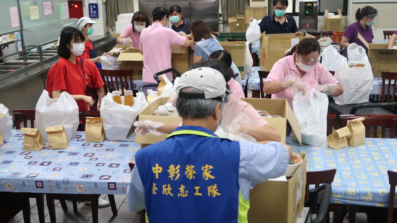 影／新鮮上餐！中彰防疫搭五星　住民「免驚餓」又「樂開懷」 - https://www.watchmedia01.com