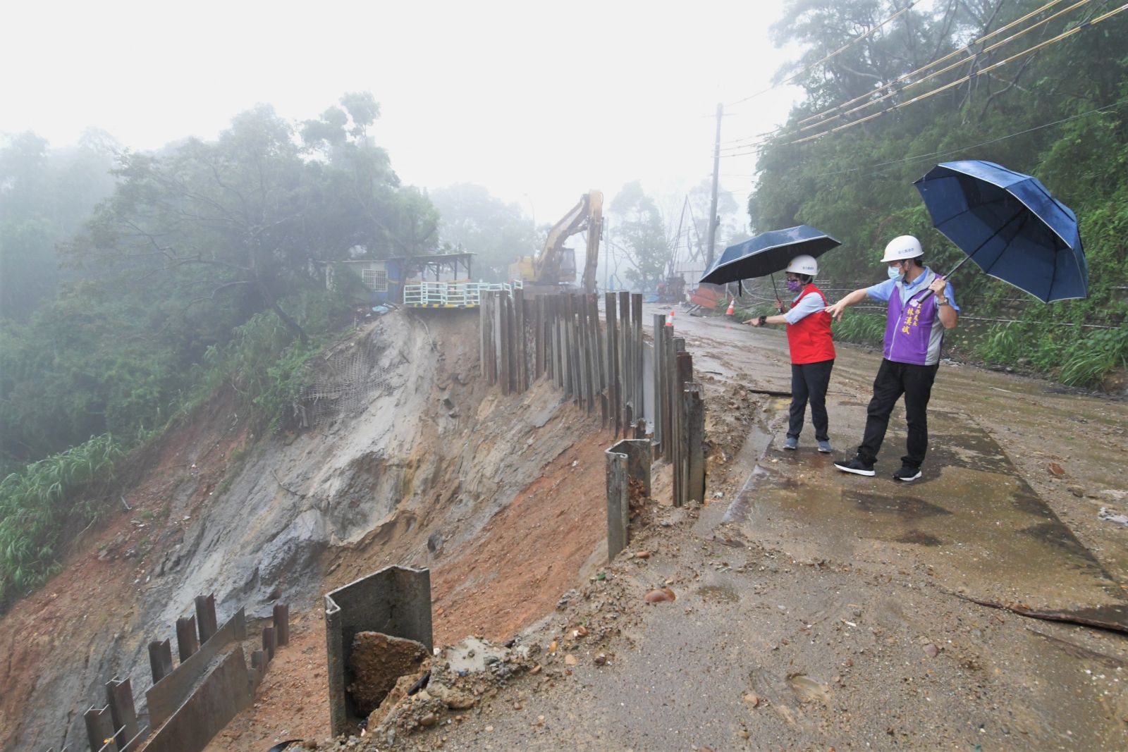 影／八七豪大雨花壇三芬路下陷50米　路面柔腸寸斷 - https://www.watchmedia01.com