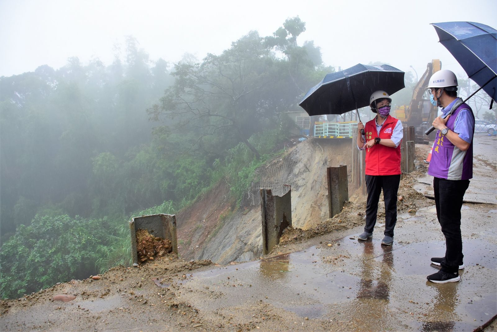 影／八七豪大雨花壇三芬路下陷50米　路面柔腸寸斷 - https://www.watchmedia01.com