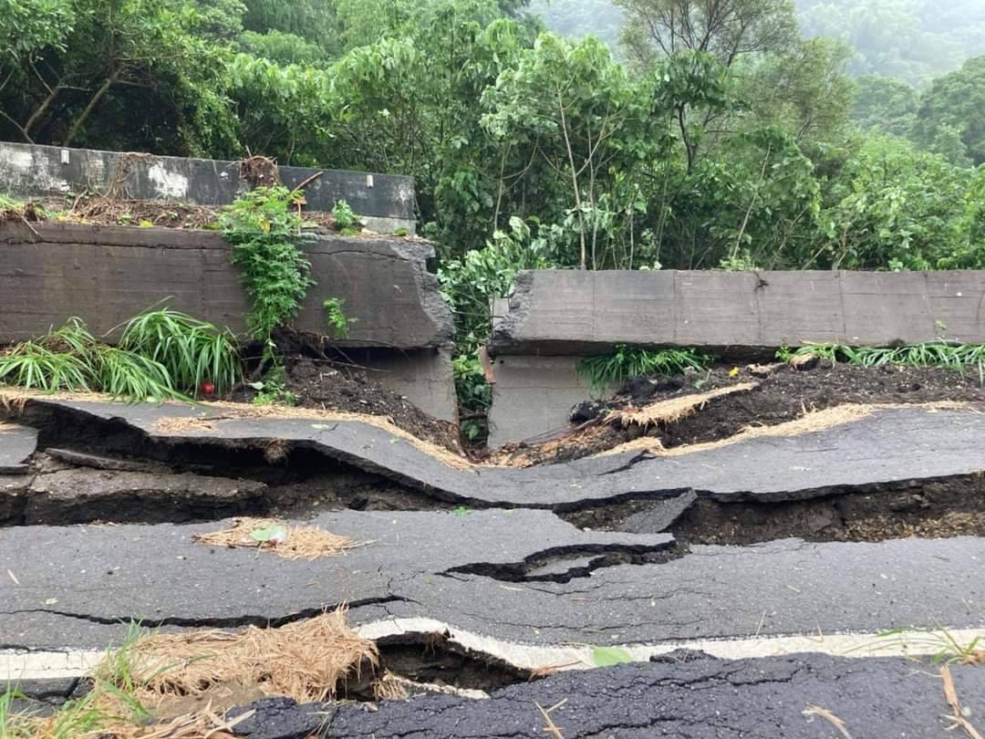 影／八七豪大雨花壇三芬路下陷50米　路面柔腸寸斷 - https://www.watchmedia01.com