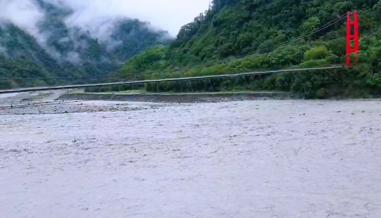 高雄《明霸克露橋》遭沖斷山區成孤島　「熱血里長」率隊等候直升機救援最新畫面曝光　　 - https://www.watchmedia01.com