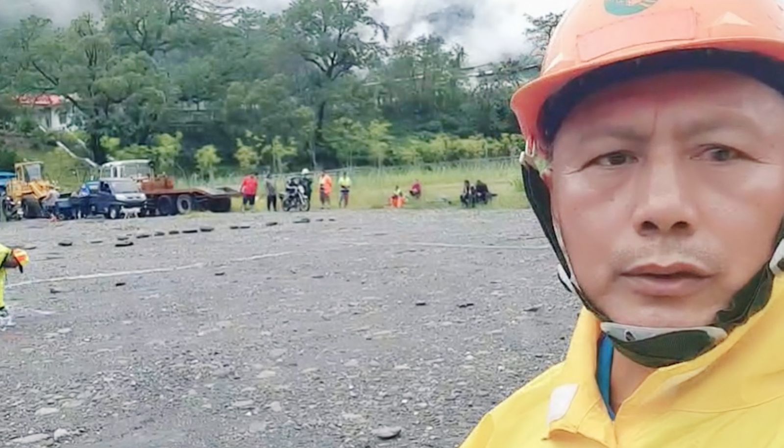 高雄《明霸克露橋》遭沖斷山區成孤島　「熱血里長」率隊等候直升機救援最新畫面曝光　　 - https://www.watchmedia01.com
