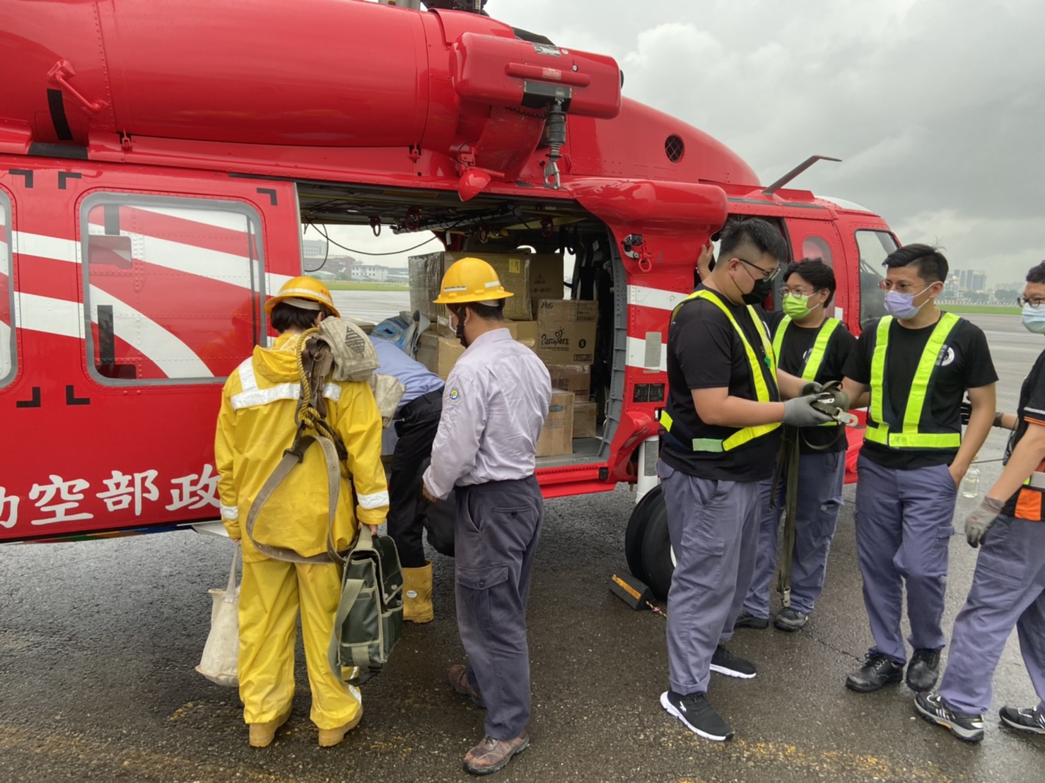高雄《明霸克露橋》遭沖斷山區成孤島　「熱血里長」率隊等候直升機救援最新畫面曝光　　 - https://www.watchmedia01.com