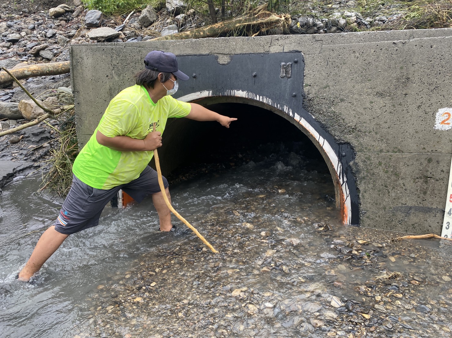 最新畫面／高雄山區豪雨記者挺進災地直擊「民宅慘泡水」　發現「罪魁禍首」原來是這個 - https://www.watchmedia01.com