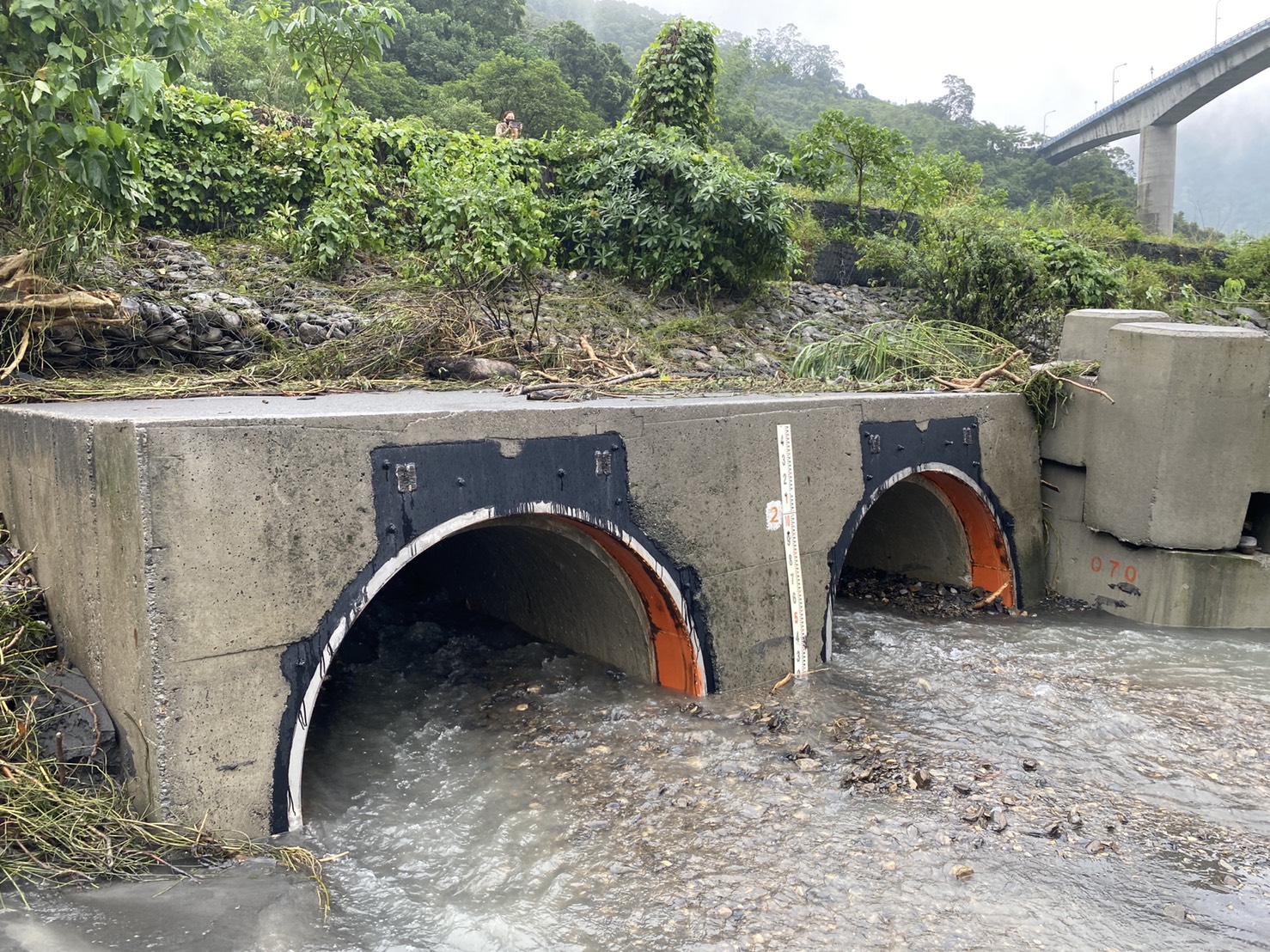 最新畫面／高雄山區豪雨記者挺進災地直擊「民宅慘泡水」　發現「罪魁禍首」原來是這個 - https://www.watchmedia01.com