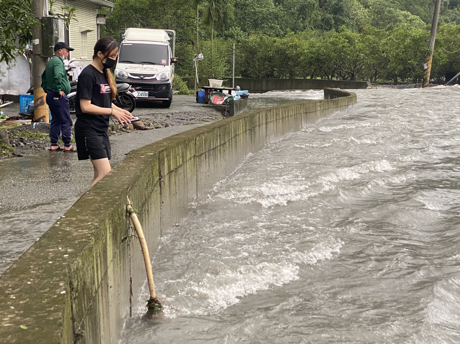 最新畫面／高雄山區豪雨記者挺進災地直擊「民宅慘泡水」　發現「罪魁禍首」原來是這個 - https://www.watchmedia01.com