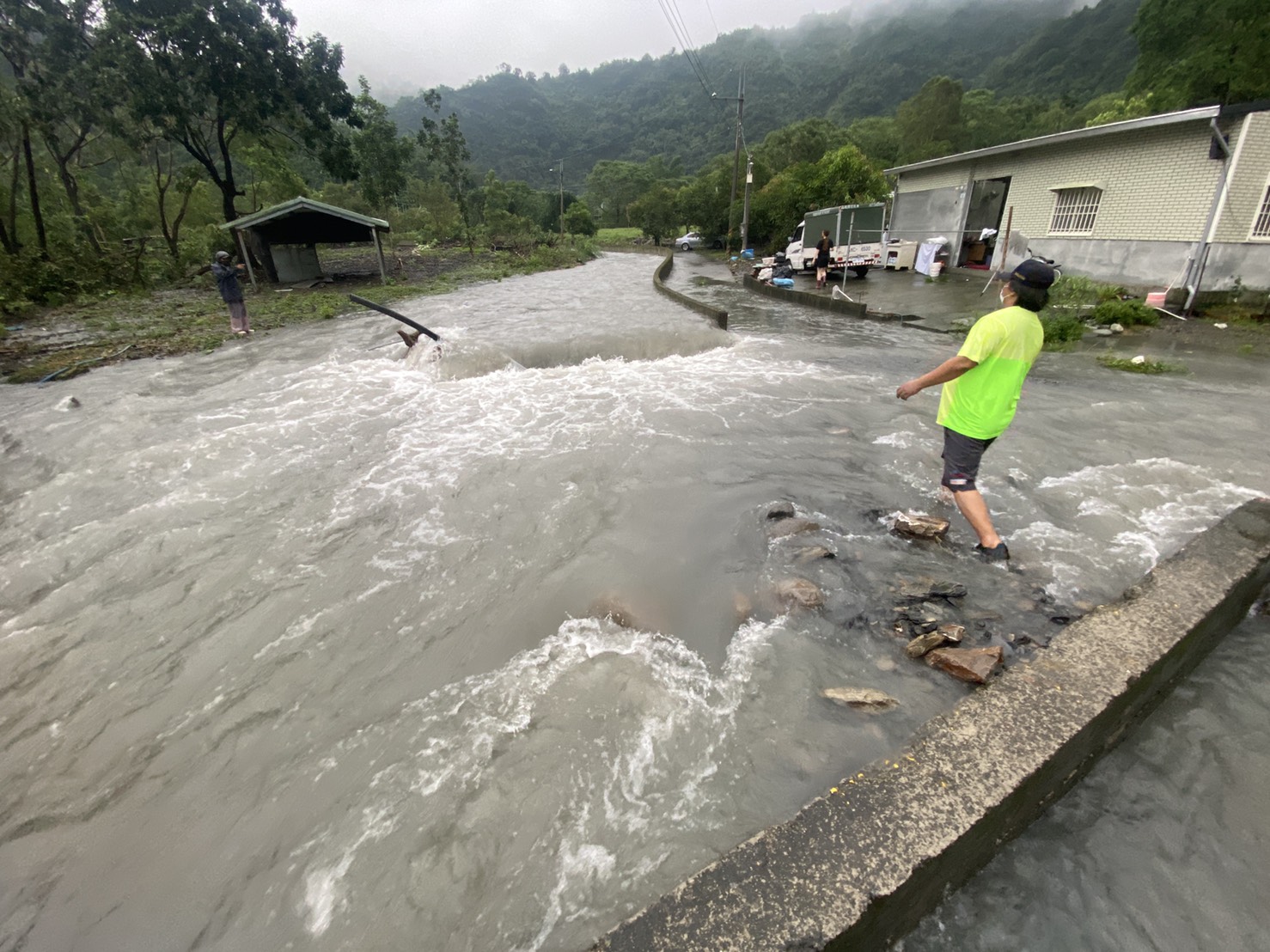 最新畫面／高雄山區豪雨記者挺進災地直擊「民宅慘泡水」　發現「罪魁禍首」原來是這個 - https://www.watchmedia01.com