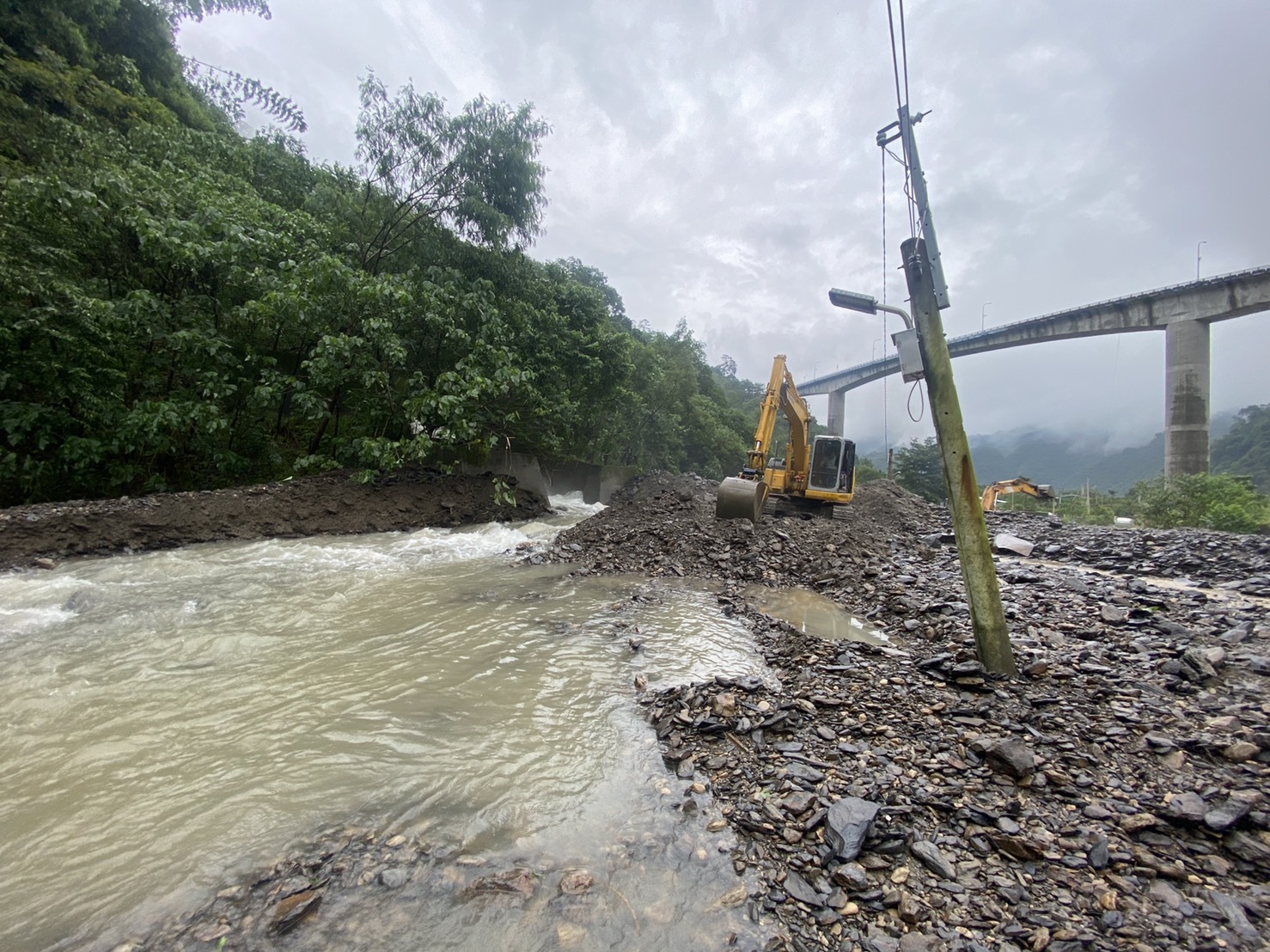 最新畫面／高雄山區豪雨記者挺進災地直擊「民宅慘泡水」　發現「罪魁禍首」原來是這個 - https://www.watchmedia01.com