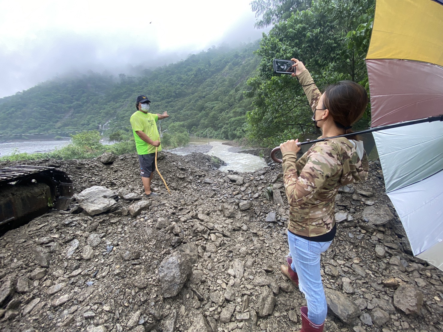 最新畫面／高雄山區豪雨記者挺進災地直擊「民宅慘泡水」　發現「罪魁禍首」原來是這個 - https://www.watchmedia01.com