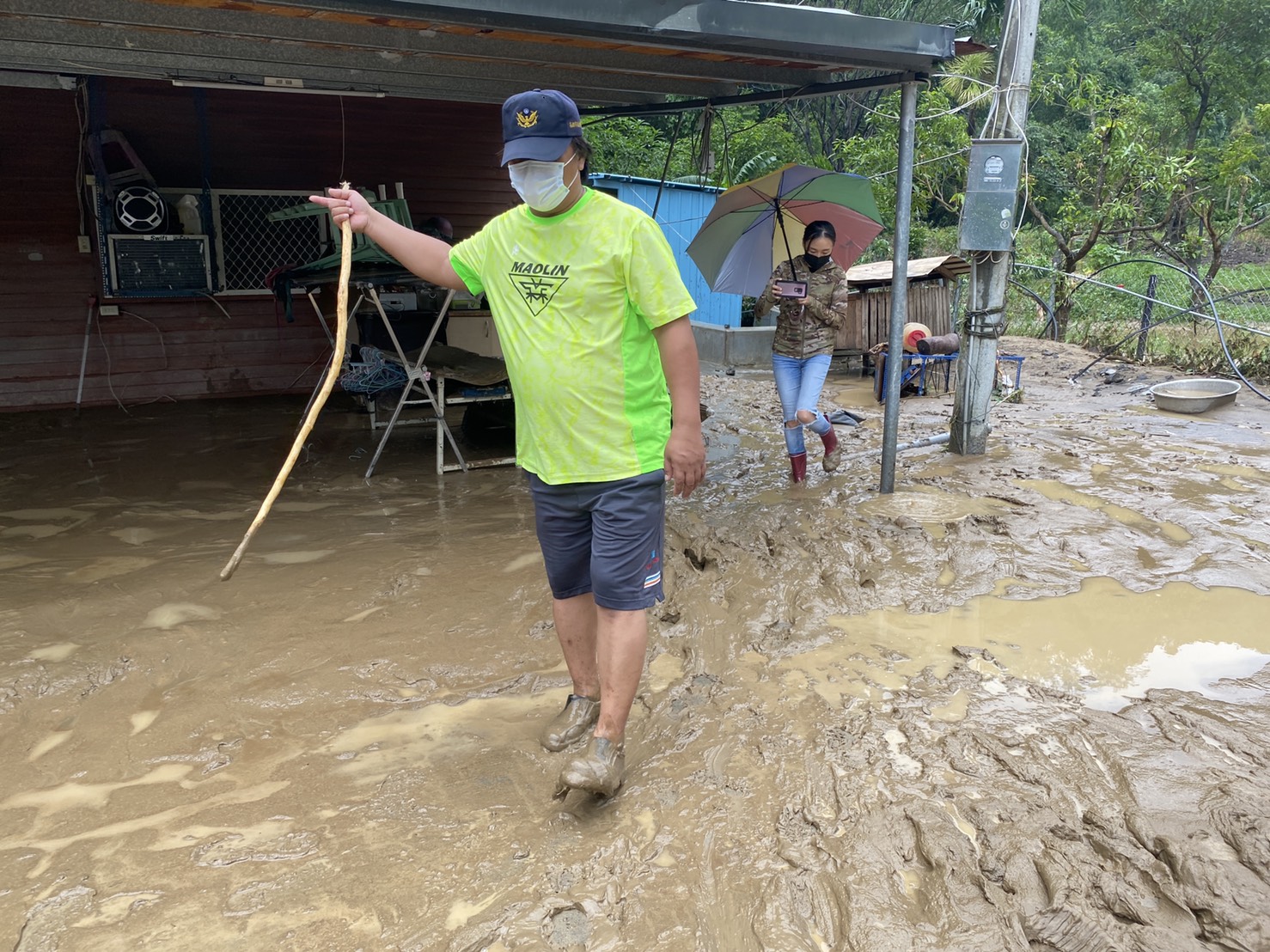 最新畫面／高雄山區豪雨記者挺進災地直擊「民宅慘泡水」　發現「罪魁禍首」原來是這個 - https://www.watchmedia01.com