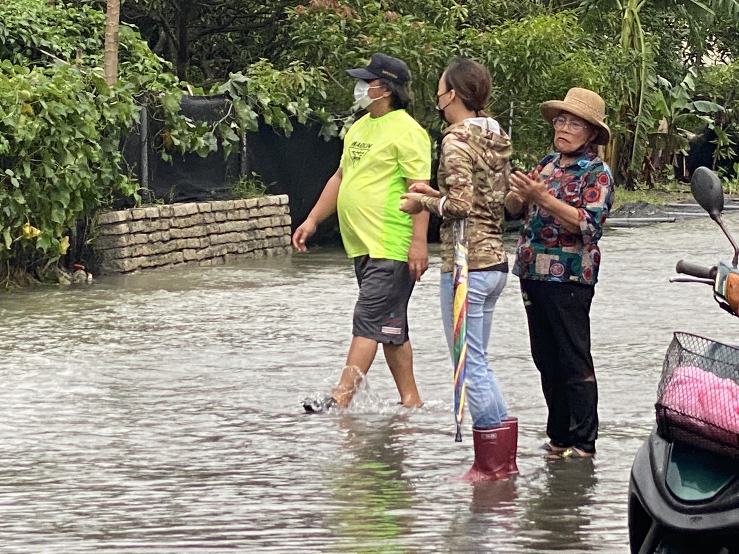 最新畫面／高雄山區豪雨記者挺進災地直擊「民宅慘泡水」　發現「罪魁禍首」原來是這個 - https://www.watchmedia01.com