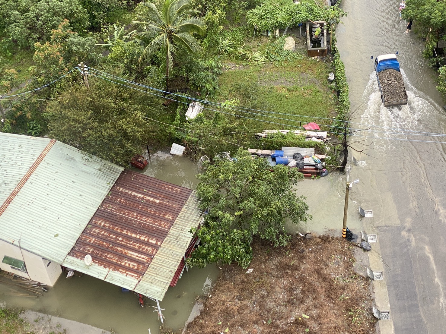 最新畫面／高雄山區豪雨記者挺進災地直擊「民宅慘泡水」　發現「罪魁禍首」原來是這個 - https://www.watchmedia01.com