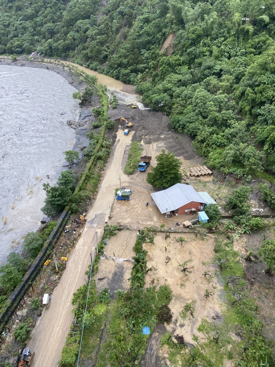 最新畫面／高雄山區豪雨記者挺進災地直擊「民宅慘泡水」　發現「罪魁禍首」原來是這個 - https://www.watchmedia01.com