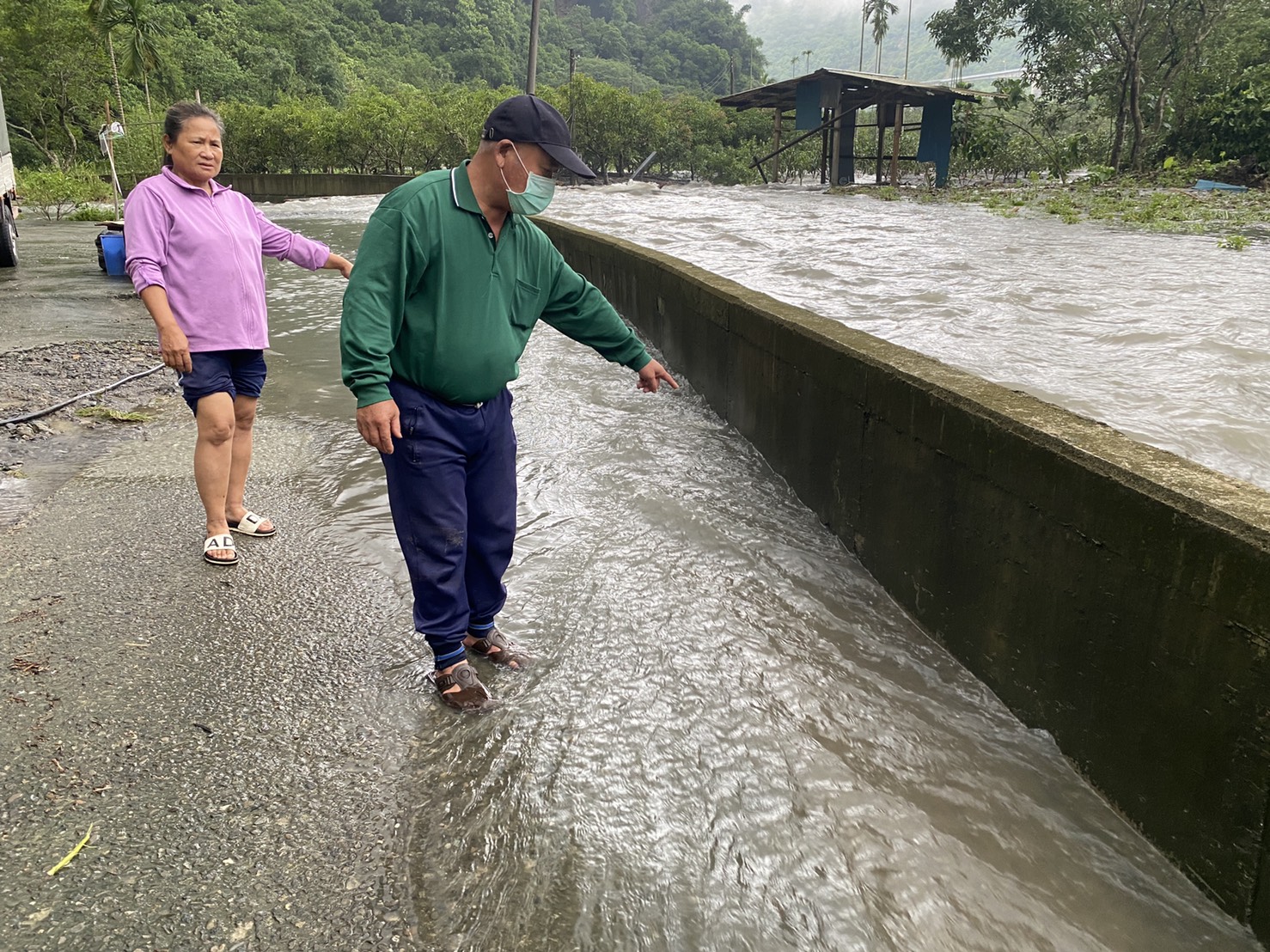 最新畫面／高雄山區豪雨記者挺進災地直擊「民宅慘泡水」　發現「罪魁禍首」原來是這個 - https://www.watchmedia01.com