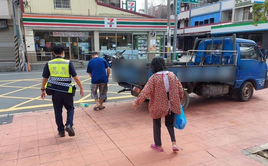 迷路婦全身濕路旁呆坐　巡邏警協助返家 - https://www.watchmedia01.com