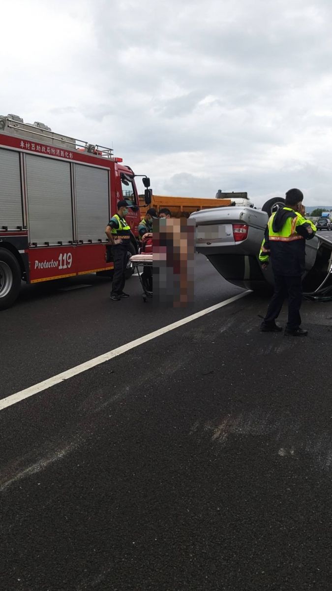 離奇車禍!　高速公路上自小客四輪朝天駕駛全身裸露坐路肩護欄 - https://www.watchmedia01.com