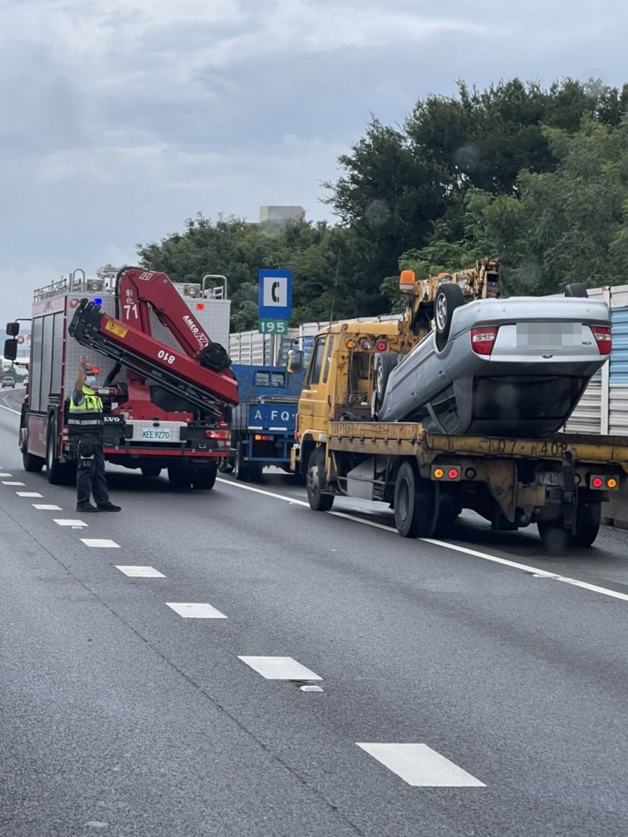 離奇車禍!　高速公路上自小客四輪朝天駕駛全身裸露坐路肩護欄 - https://www.watchmedia01.com