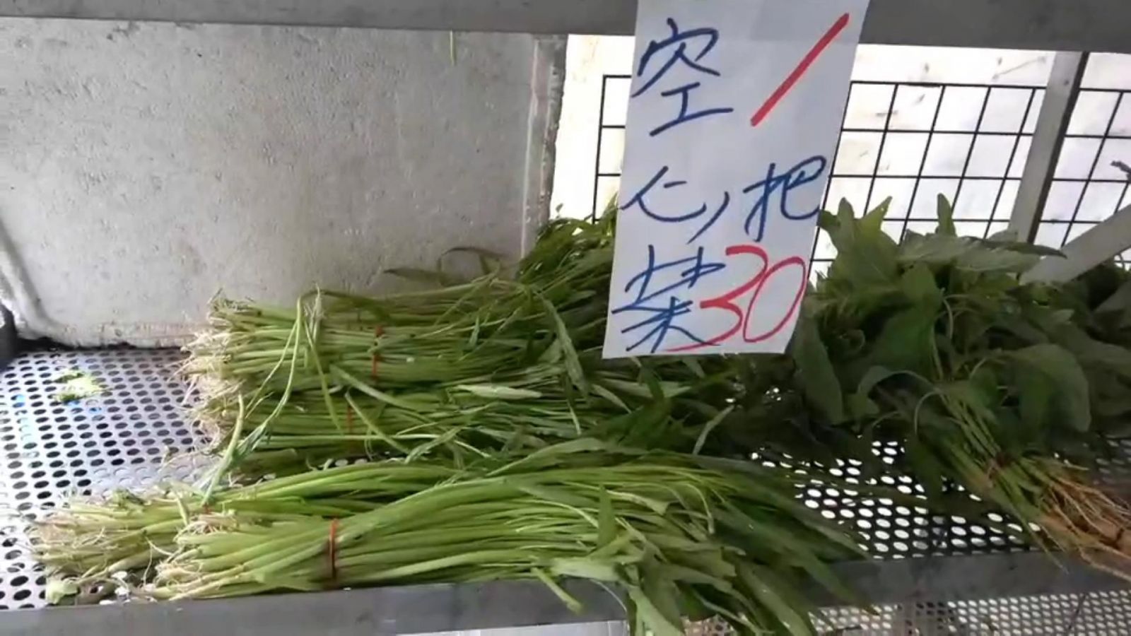 影／豪雨造成蔬菜受損　花椰菜和韭菜花每公斤飆破百元 - https://www.watchmedia01.com