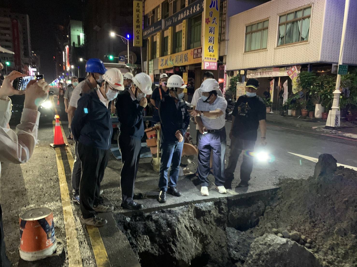 高市水利局夜間趕工修復下水道　林副市長慰勞施工人員 - https://www.watchmedia01.com