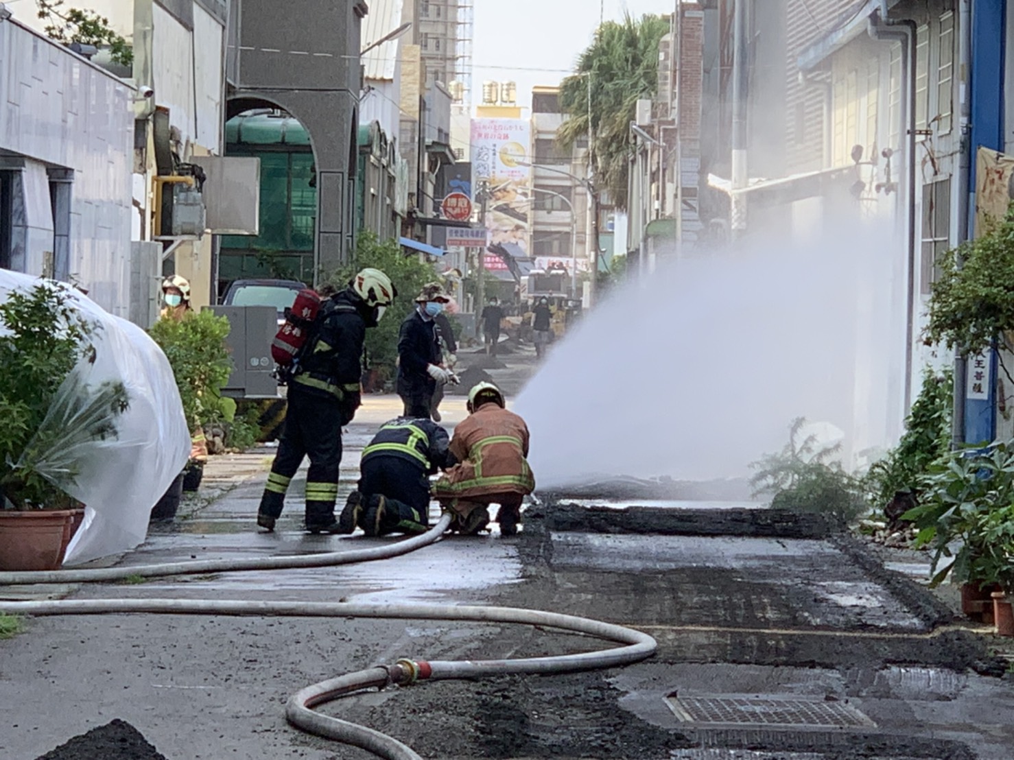 影／驚！彰化市道路天然氣狂噴3層樓高　緊急封路搶修 - https://www.watchmedia01.com