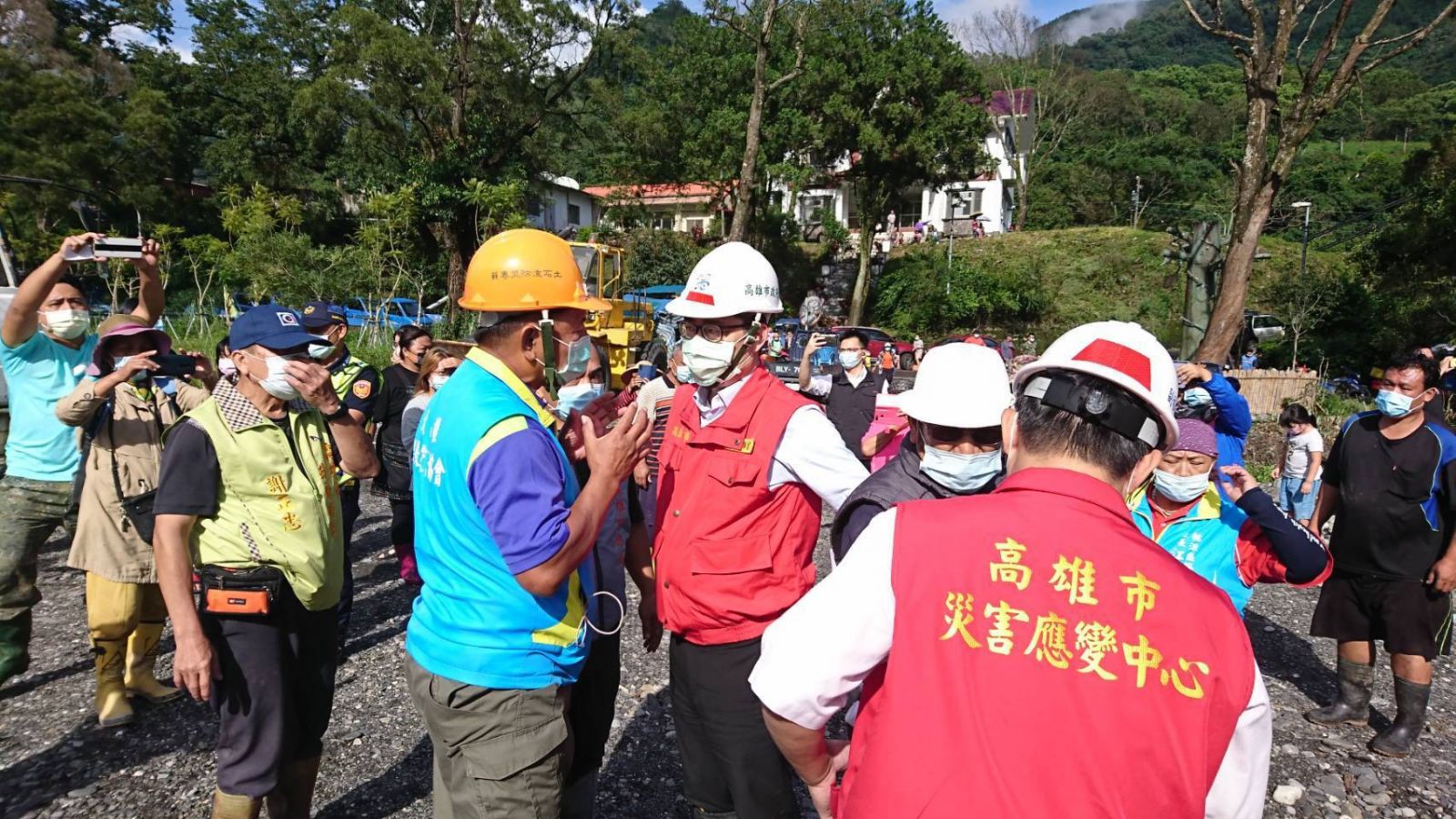 影／陳其邁挺進桃源區勘災允諾加速重建復原　里民盼「臨時便道」快搶通 - https://www.watchmedia01.com