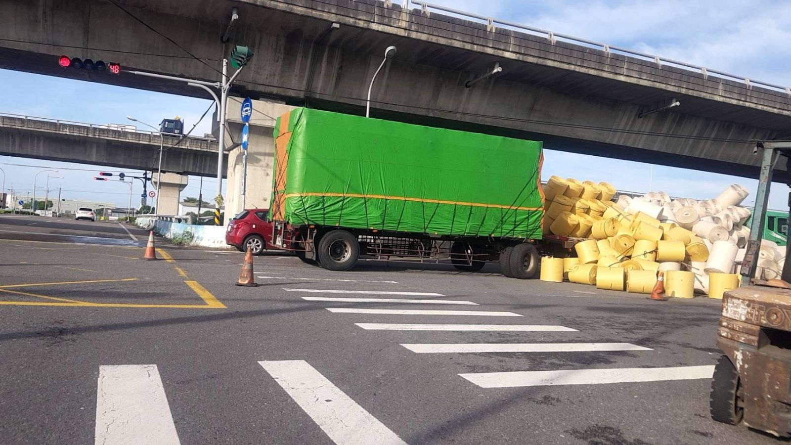 影／大貨車車台傾斜右前輪卡了 60噸紙捲阻車道 - https://www.watchmedia01.com