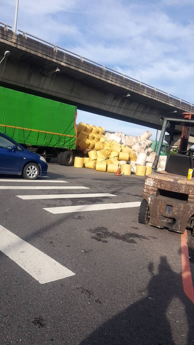 影／大貨車車台傾斜右前輪卡了 60噸紙捲阻車道 - https://www.watchmedia01.com