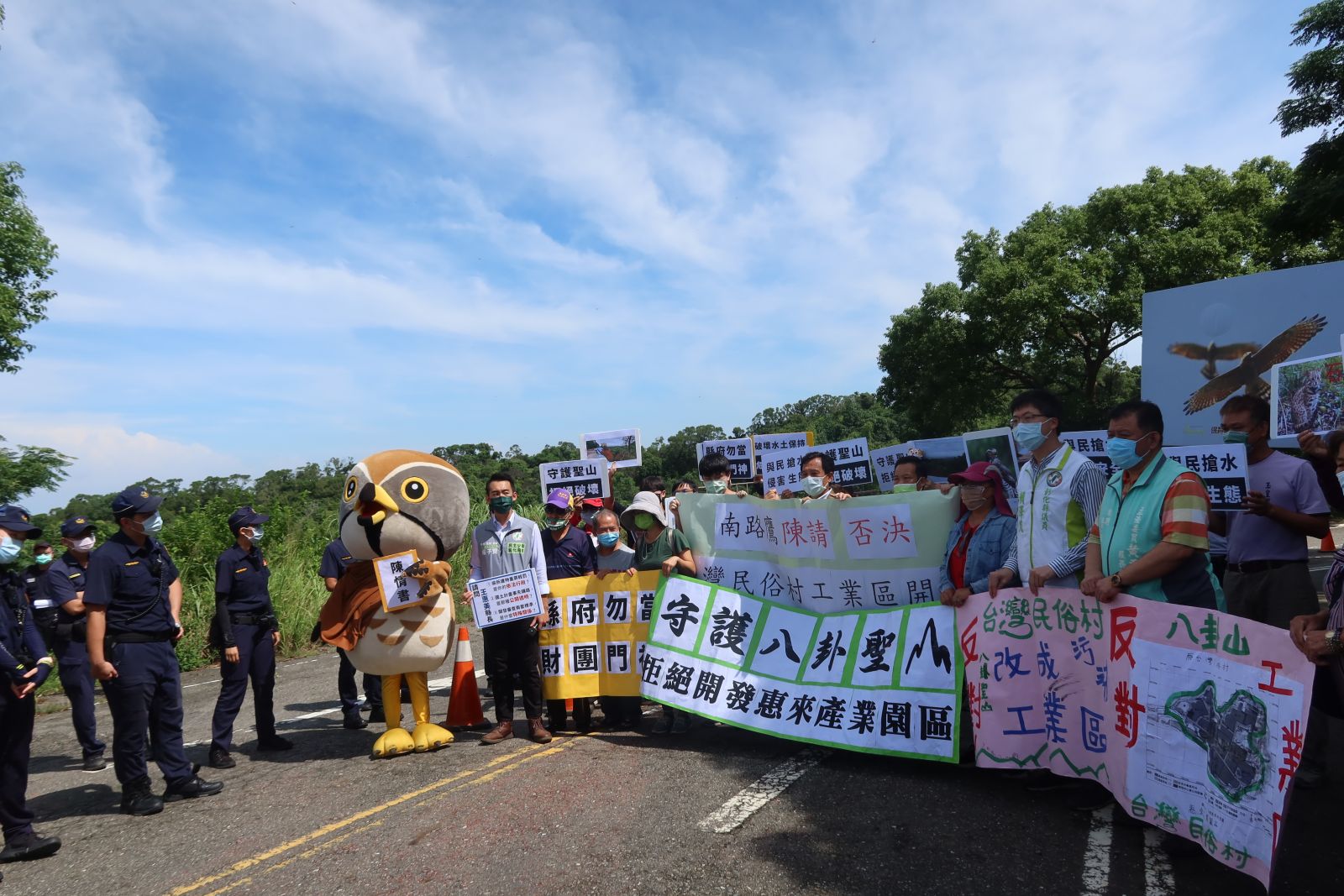 影／台灣民俗村開發惠來產業園區　環團攔路陳抗遭警擋爆推擠 - https://www.watchmedia01.com