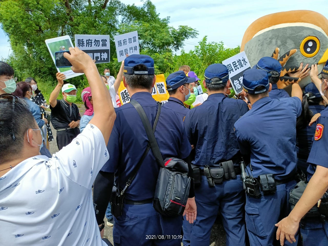 影／台灣民俗村開發惠來產業園區　環團攔路陳抗遭警擋爆推擠 - https://www.watchmedia01.com