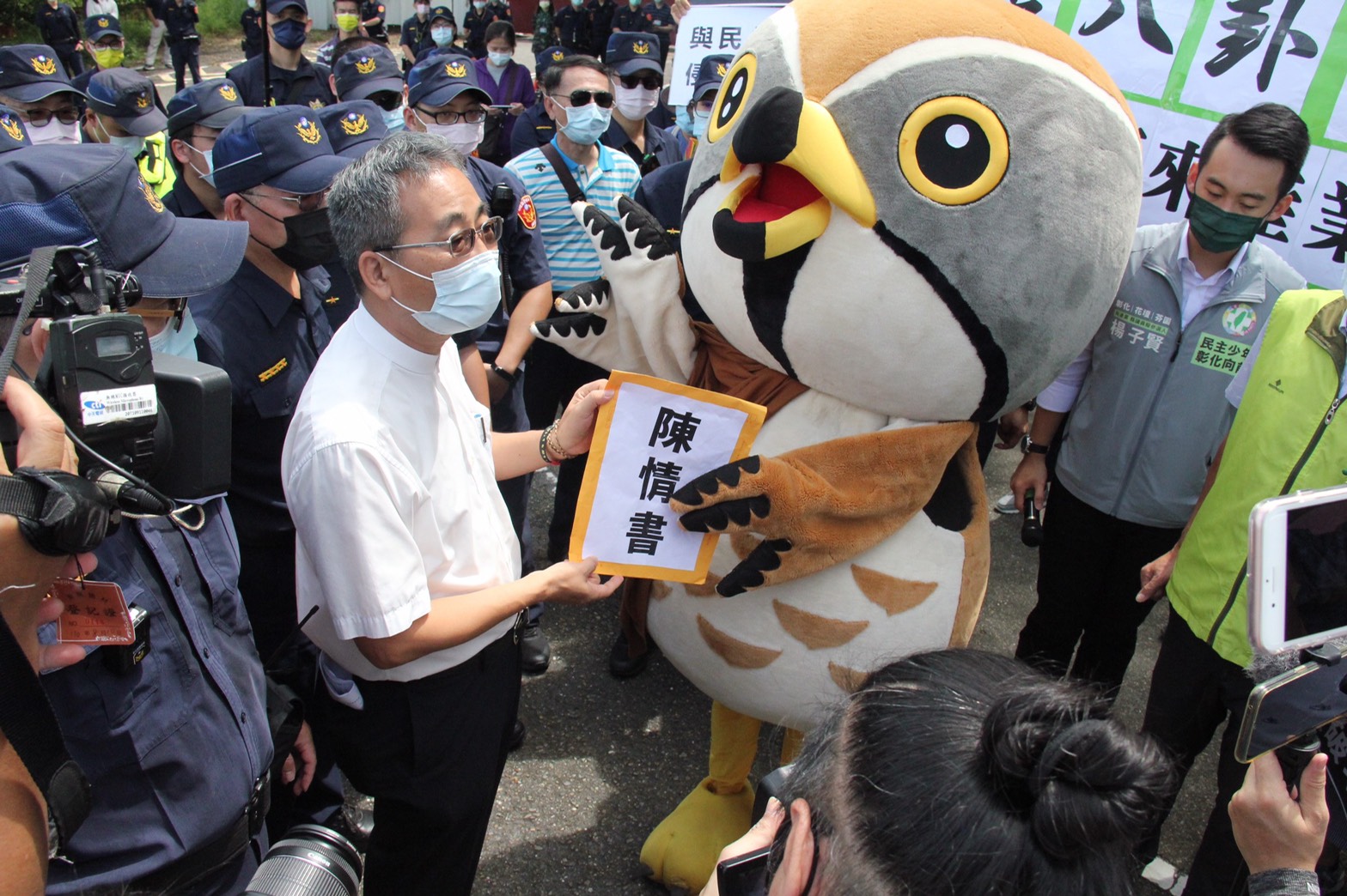 影／台灣民俗村開發惠來產業園區　環團攔路陳抗遭警擋爆推擠 - https://www.watchmedia01.com