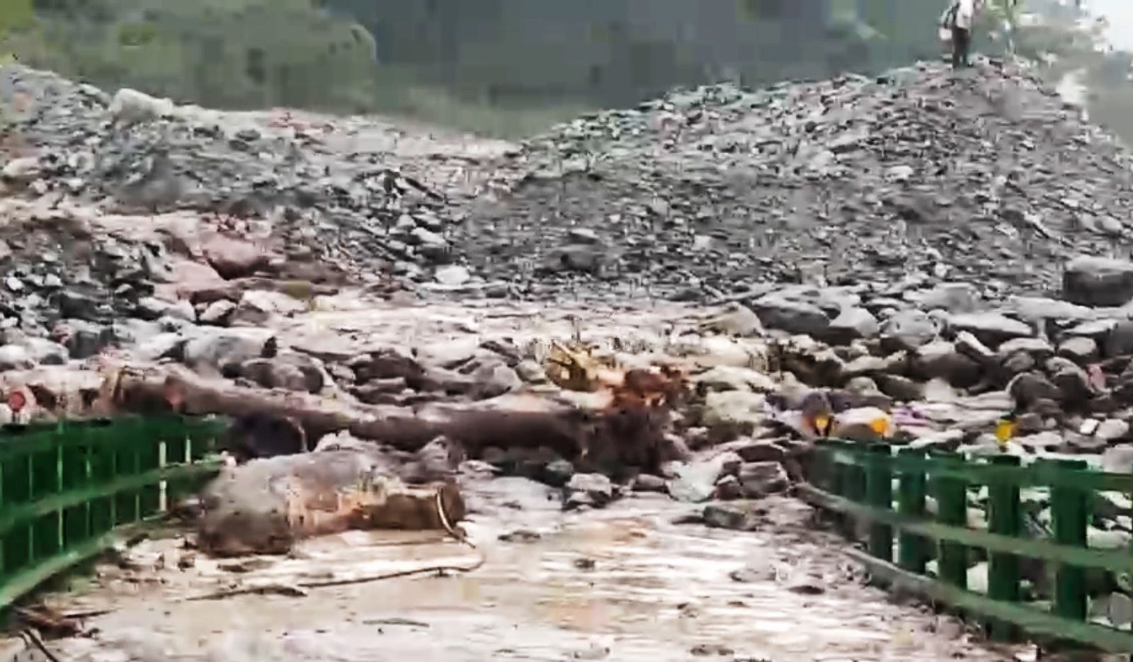 畫面曝光／女民代「明霸克露橋」勘災　逃離山洪爆發前畫面怵目驚心　 - https://www.watchmedia01.com