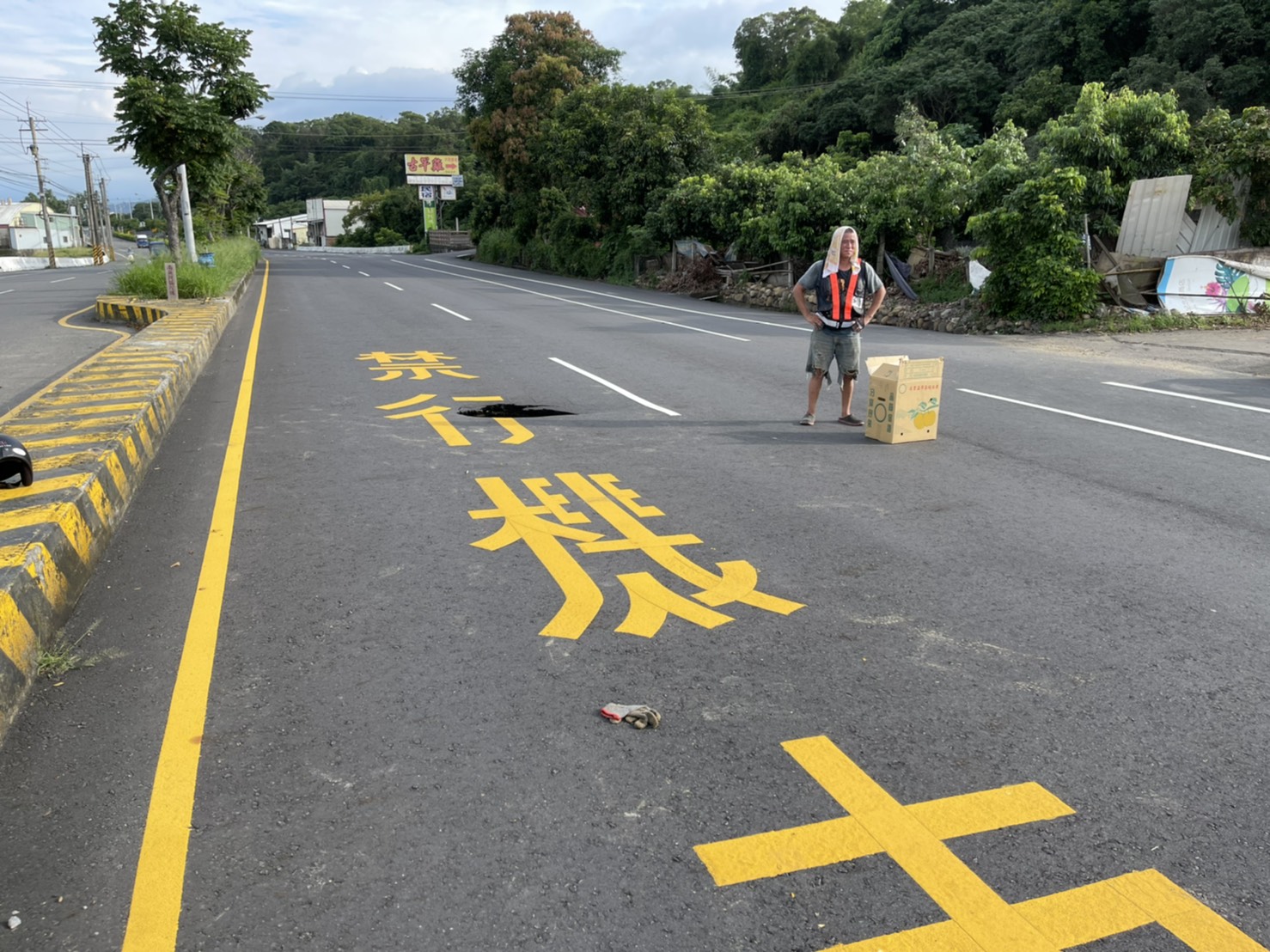 「天坑」！芬園鄉彰南路快車道路面塌陷出現大洞 - https://www.watchmedia01.com