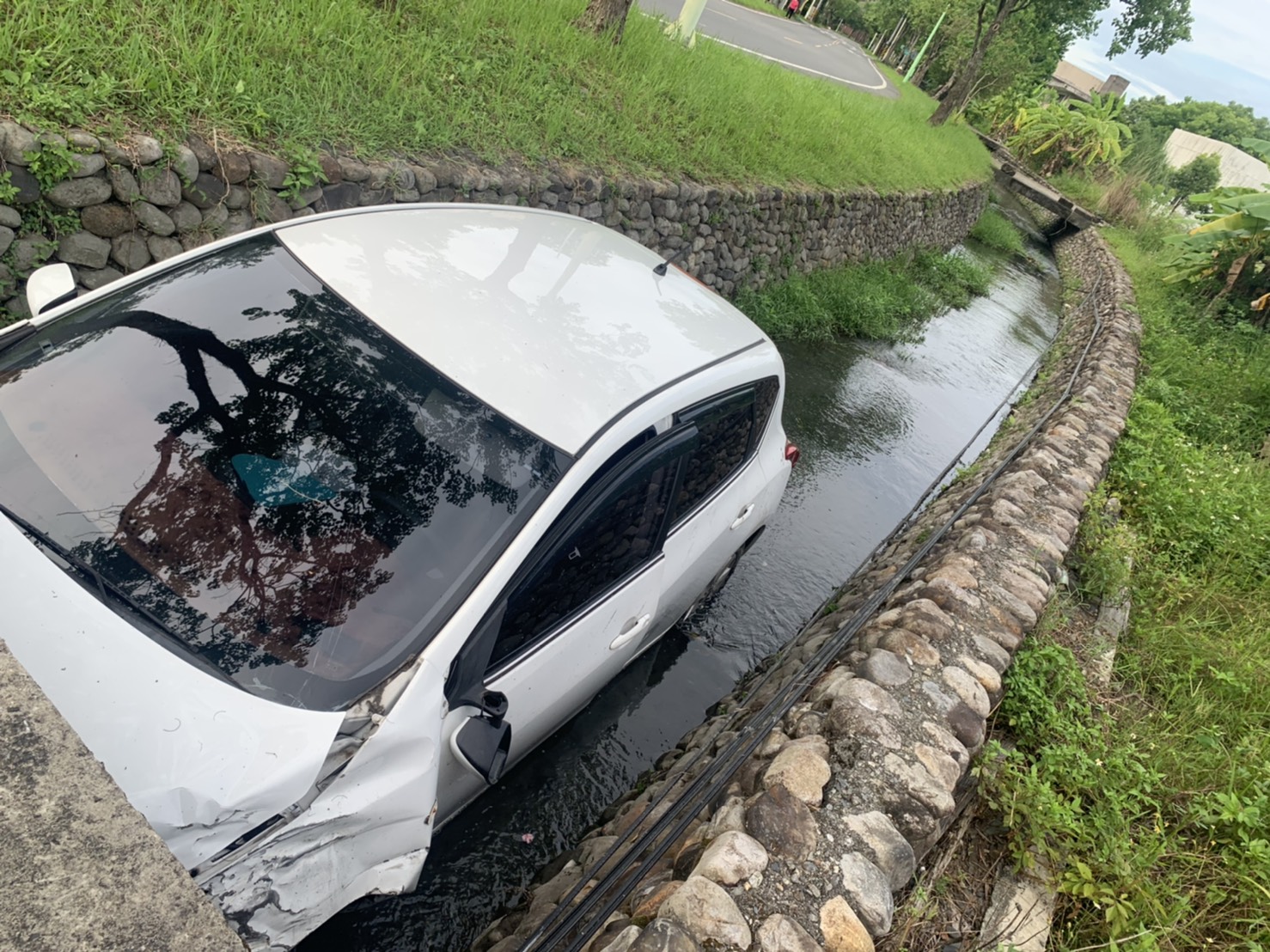 影 /離奇！自小客車竟然這樣掉落對向排水溝 - https://www.watchmedia01.com