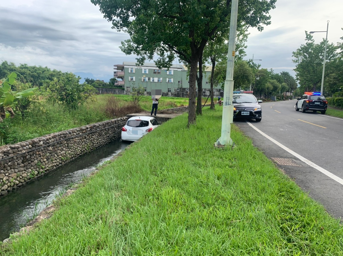 影 /離奇！自小客車竟然這樣掉落對向排水溝 - https://www.watchmedia01.com