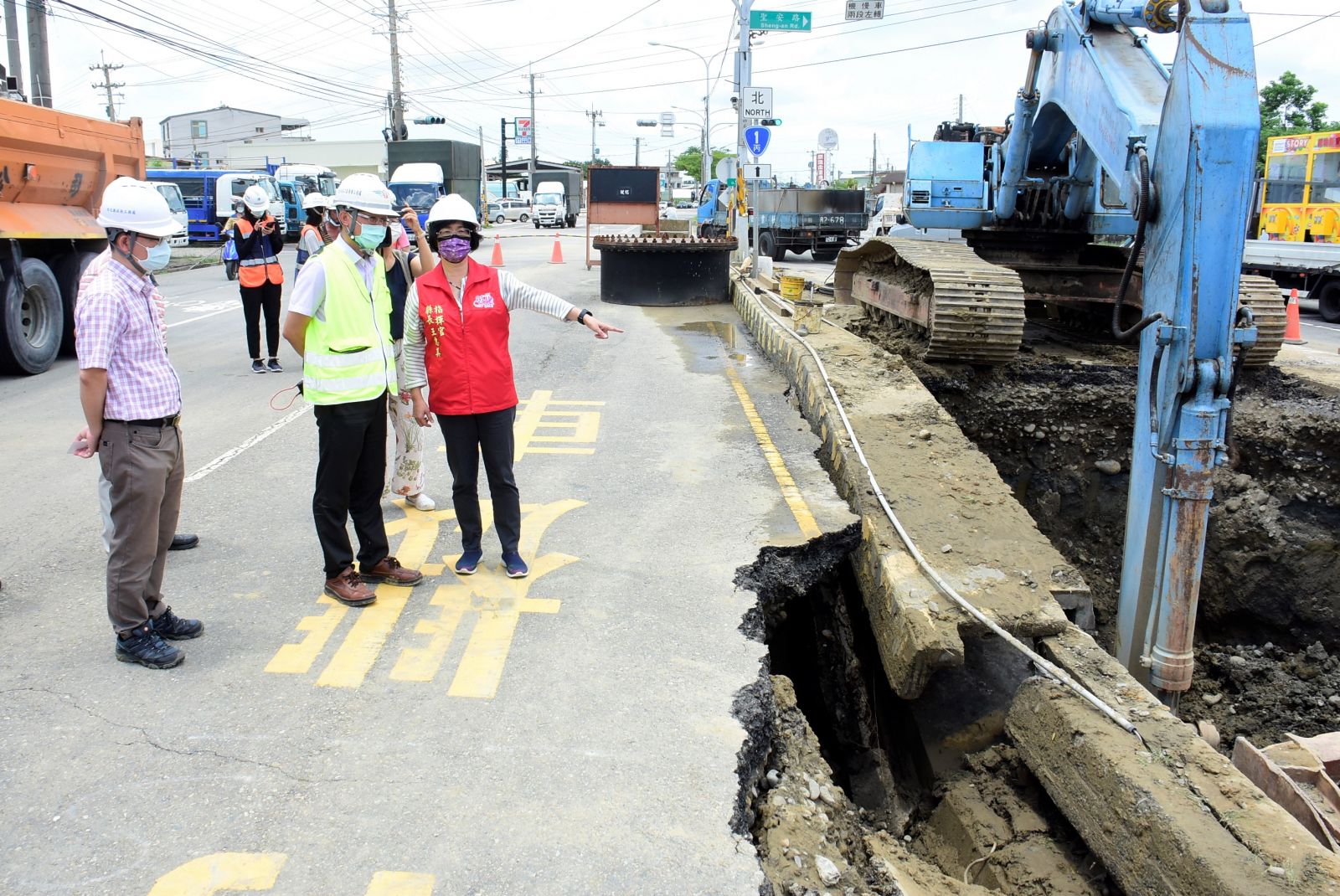 影／又見天坑！彰興路與聖安路交叉口道路塌陷 - https://www.watchmedia01.com