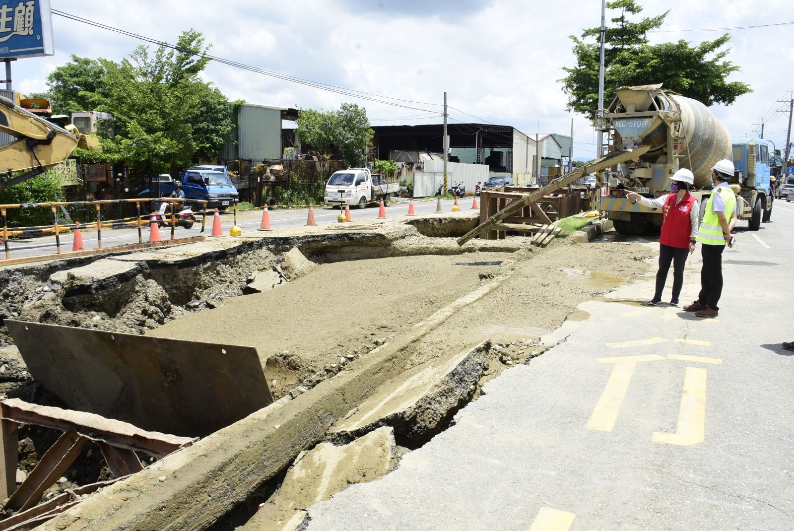 影／又見天坑！彰興路與聖安路交叉口道路塌陷 - https://www.watchmedia01.com