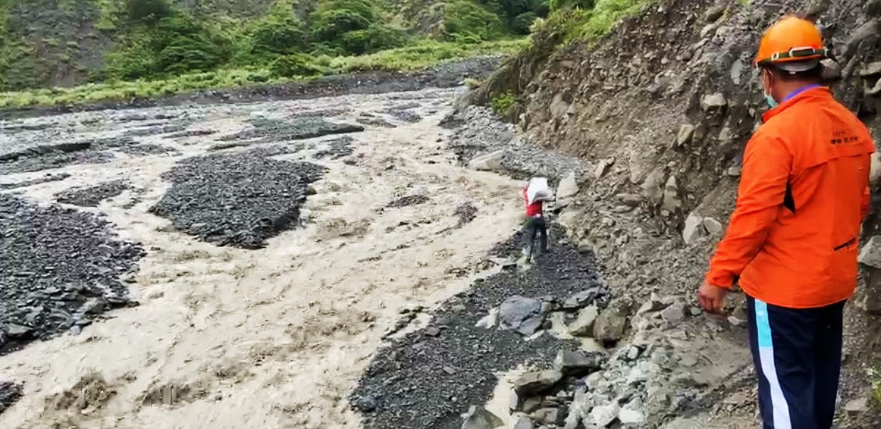 影／明霸克露橋毀果農受困30天呼救　「熱血里長」率隊即刻救援 - https://www.watchmedia01.com