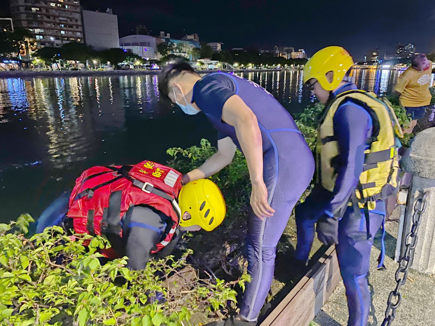 快訊／高雄警消愛河搶救落水民眾　民呼：60秒救援彷彿電影場景 - https://www.watchmedia01.com
