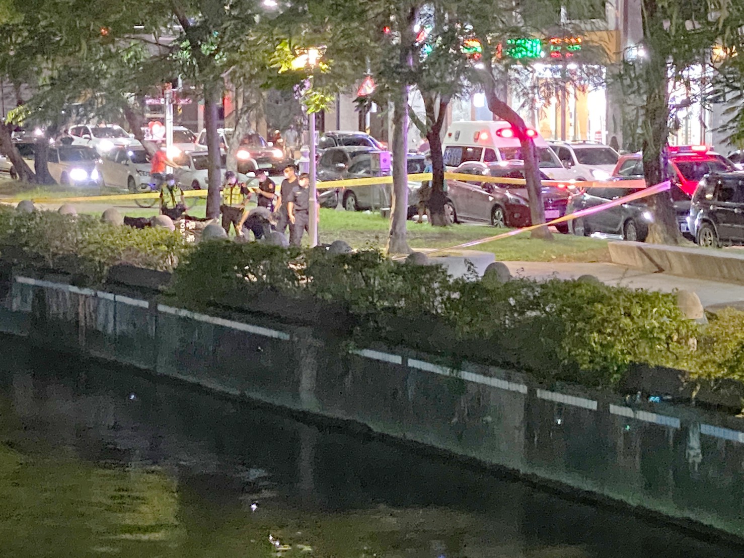 快訊／高雄警消愛河搶救落水民眾　民呼：60秒救援彷彿電影場景 - https://www.watchmedia01.com