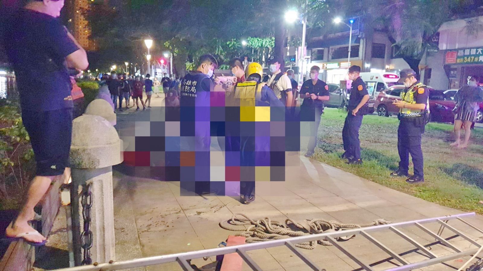 快訊／高雄警消愛河搶救落水民眾　民呼：60秒救援彷彿電影場景 - https://www.watchmedia01.com