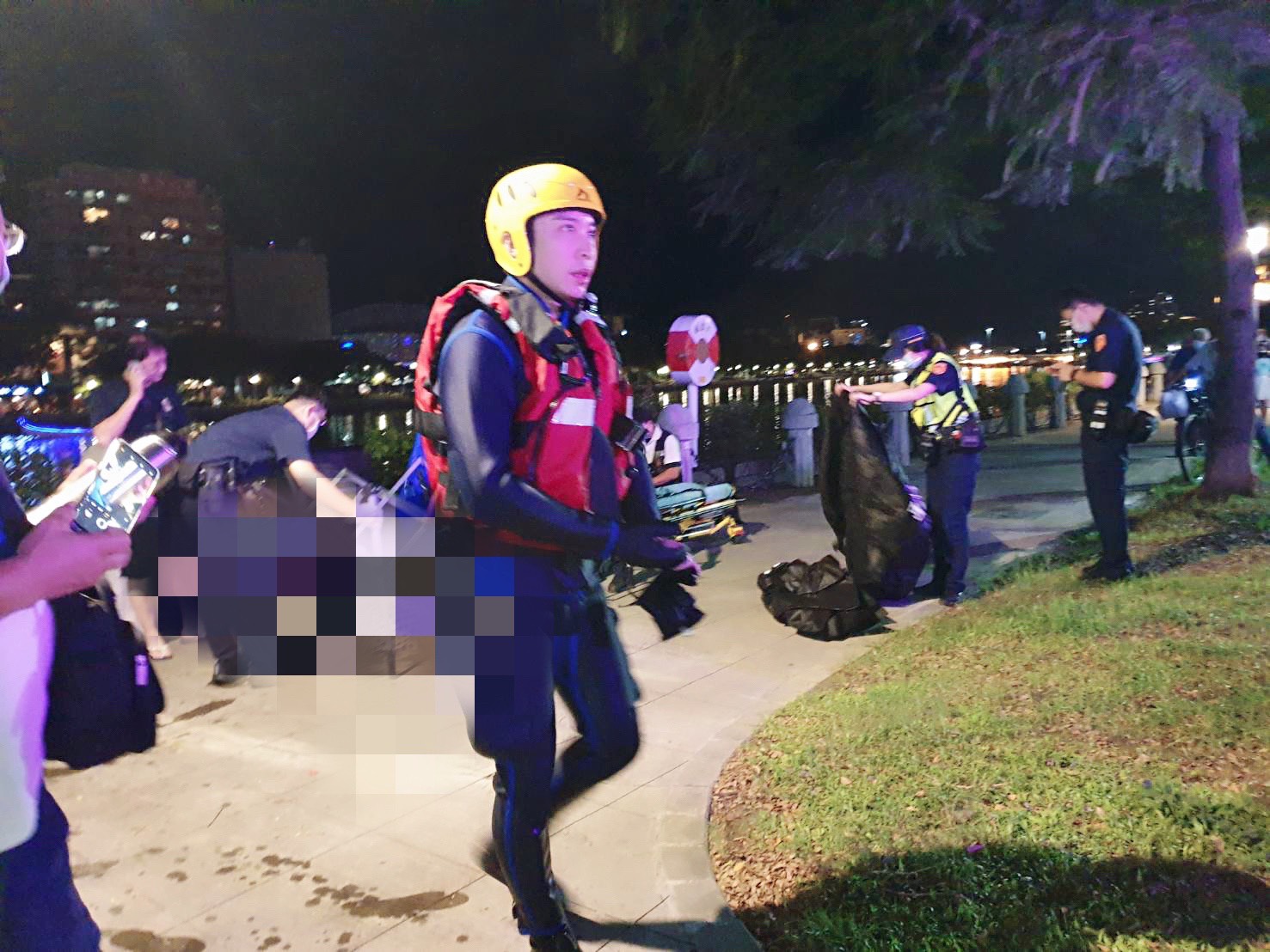 快訊／高雄警消愛河搶救落水民眾　民呼：60秒救援彷彿電影場景 - https://www.watchmedia01.com