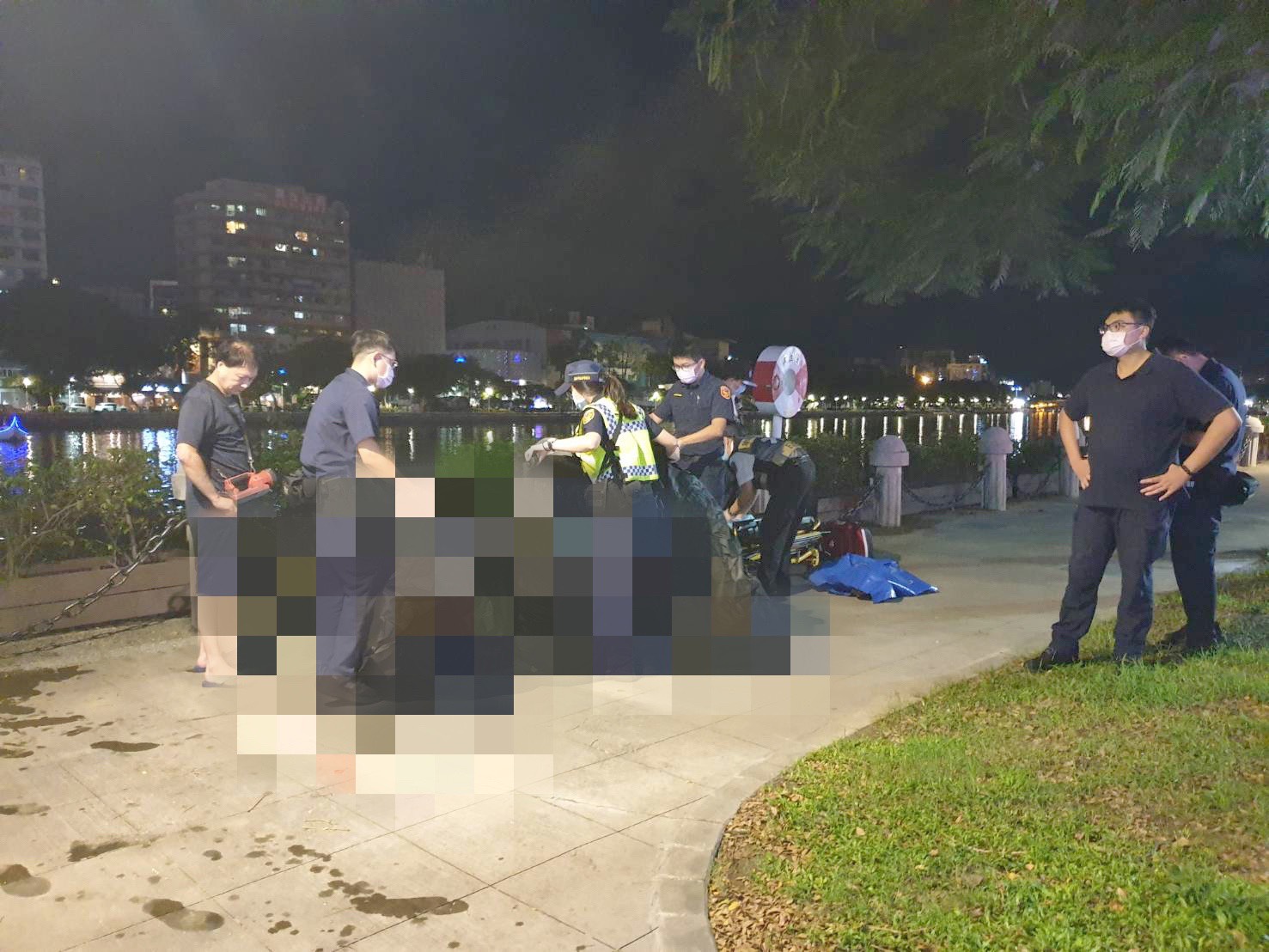 快訊／高雄警消愛河搶救落水民眾　民呼：60秒救援彷彿電影場景 - https://www.watchmedia01.com