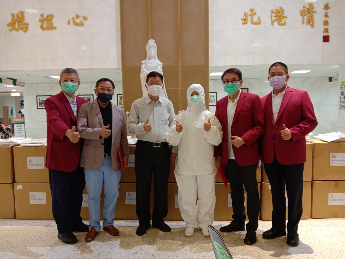影／民間團體贈送千件全套式防護衣　北媽醫療量能倍增醫護窩心 - https://www.watchmedia01.com